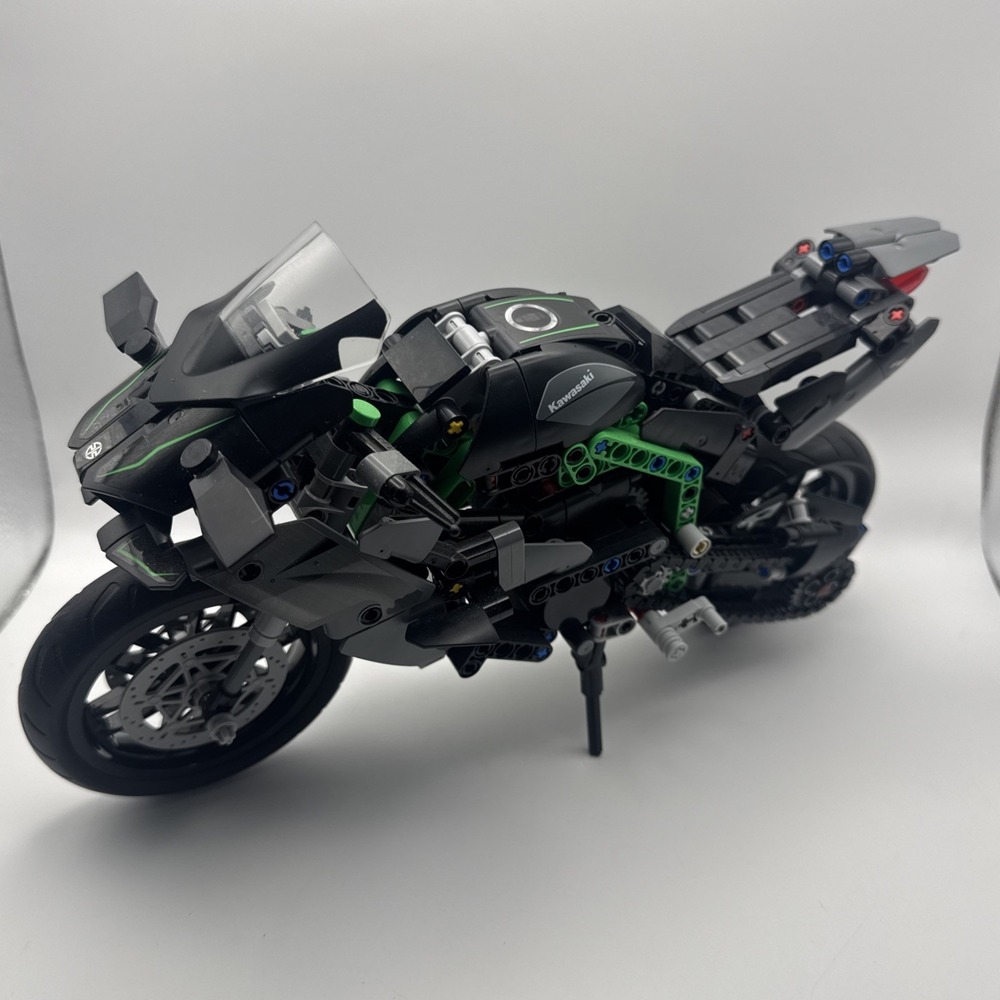 LEGO TECHNIC: Kawasaki Ninja H2r Motorcycle (42170) no box/manual